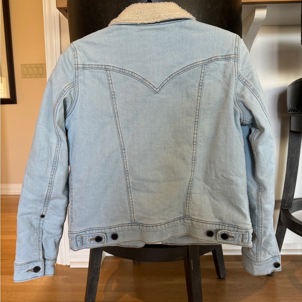Wrangler Light Blue Denim Jacket with Cream Sherpa Lining - Picture 3 of 6